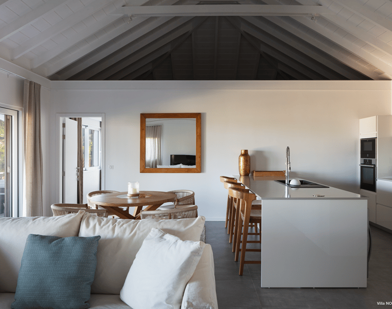 La cuisine privée de la suite principale à la villa noah st barth vue mer plage de st jean