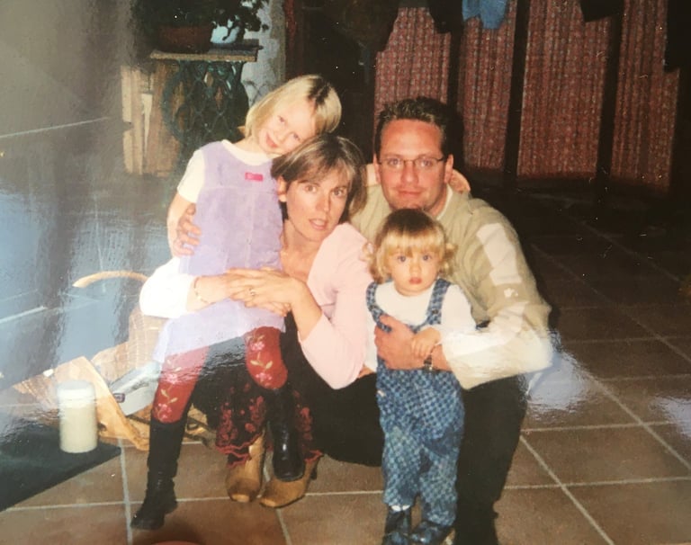 Image de notre famille, deux petites filles avec leur mère et leur père.