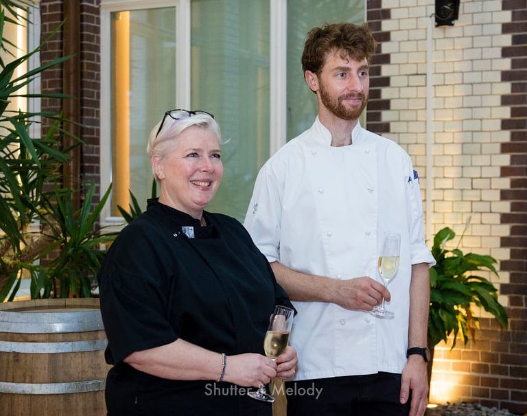 Adam Davidson und Jane Ingold mit Sekt.