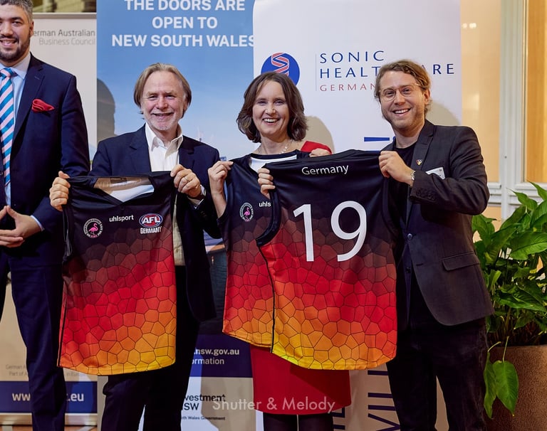 Philip Green und Gäste mit Sporttrikots.