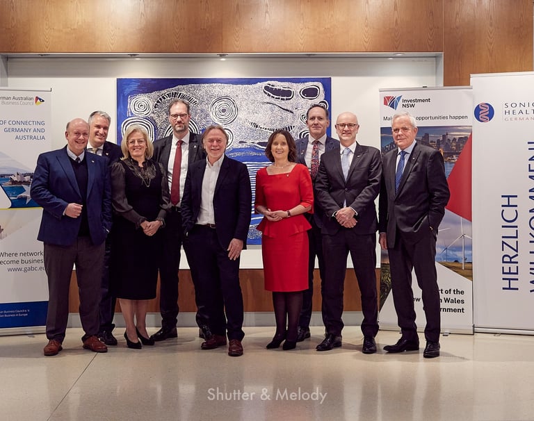 Ein Gruppenbild des australischen Botschafters mit Gästen.