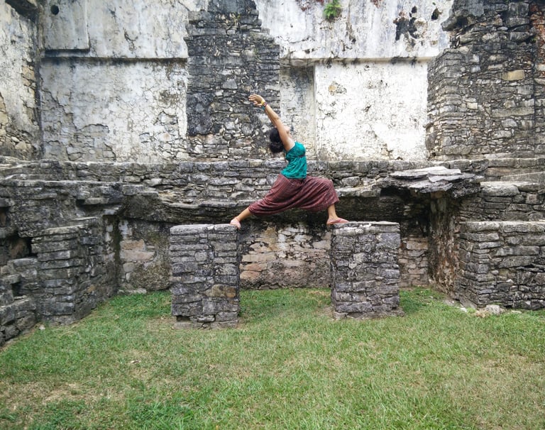 Juliette Maggu im Yoga-Asana des Kriegers auf den Säulen eines Atzekischen Tempels