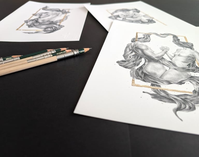 Plan rapproché d’un prints A4 avec crayons graphite éparpillés, ambiance studio artistique
