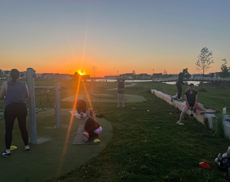 Groepslessen voor vrouwen in Weesp. Outdoor Fit. Buiten. Ook in het Engels.