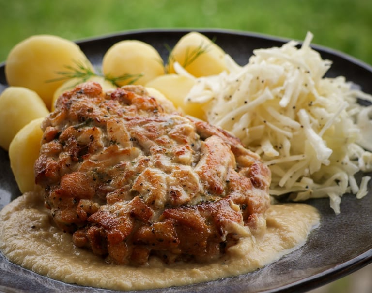 Soczysty kotlet z siekanych udźców z ziemniakami i surówką colesław