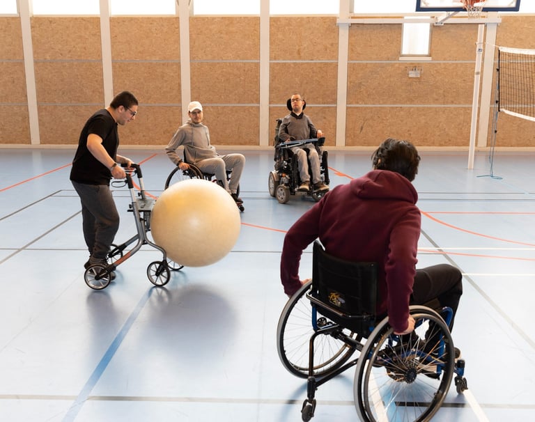 4 personnes avec des capacités différentes