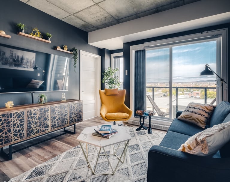 Salon d'un Airbnb de luxe tout équipé avec vue sur la ville de Lyon