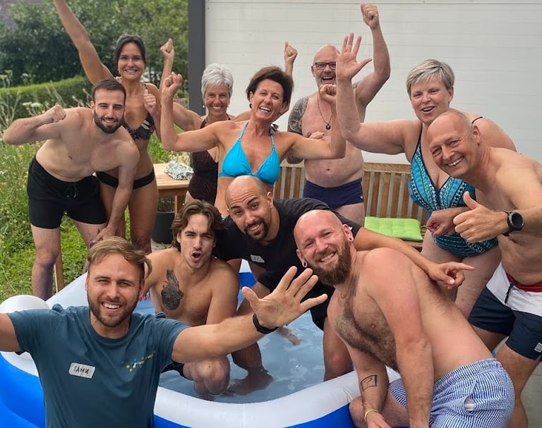 Eine Gruppe von Menschen freut sich über die tollen Effekte des Eisbadens und des Wim Hof Workshops