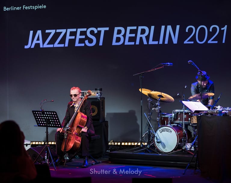 Johannes Fink auf der Bühne beim Jazzfest Berlin 2021.