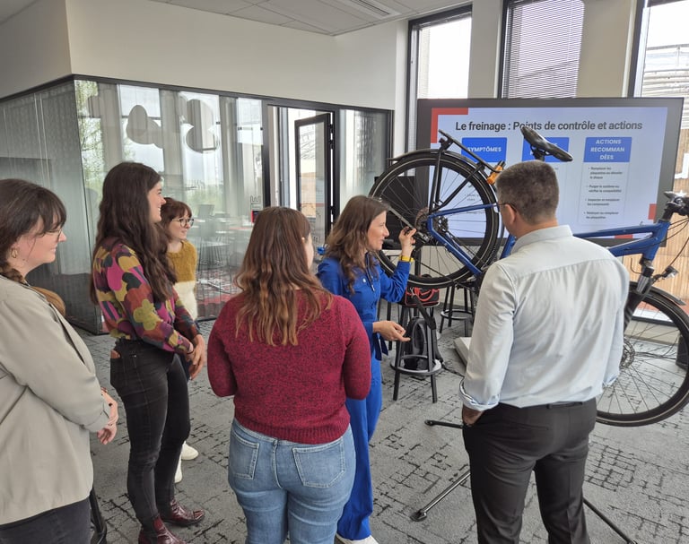 Collaborateurs en atelier vélo entreprise Lyon – formation et maintenance