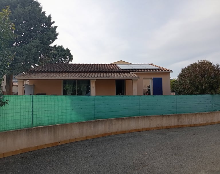 Maison de lotissement à Villeneuve (04) équipée de panneaux solaires sur la toiture.