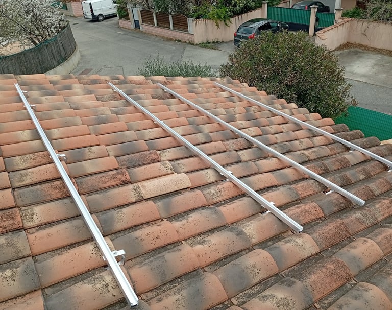 Rails pour installation photovoltaïque posés sur la toiture d'une maison à Villeneuve (04).