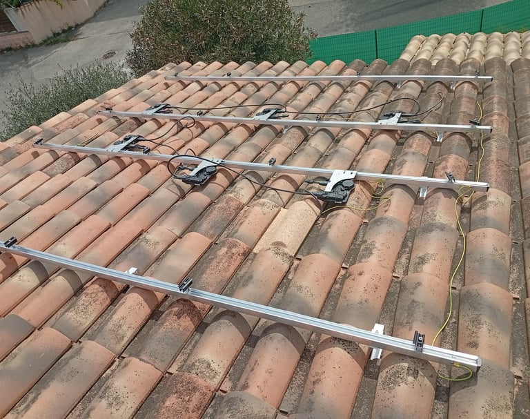 Rails, micro-onduleurs et mise à la terre pour une installation photovoltaïque à Villeneuve (04).