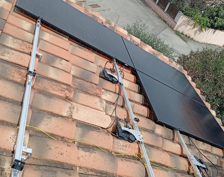 Premiers panneaux solaires installés sur les rails à Villeneuve (04), début de la mise en place.