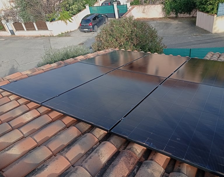 Vue du dessus : installation photovoltaïque terminée sur la toiture de Villeneuve (04).