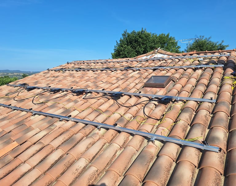Pose des rails, micro-onduleurs Enphase et mise à la terre sur la toiture à Pierrevert, avant installation des panneaux solai
