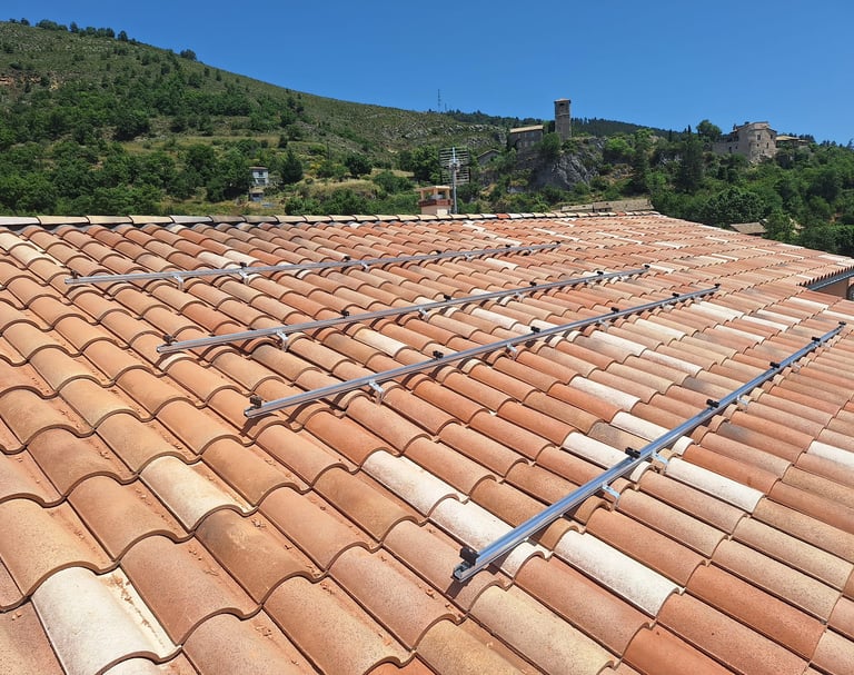 Pose des rails pour installation photovoltaïque sur toiture traditionnelle à Courbons, Digne-les-Bains, Alpes-de-Haute-Proven