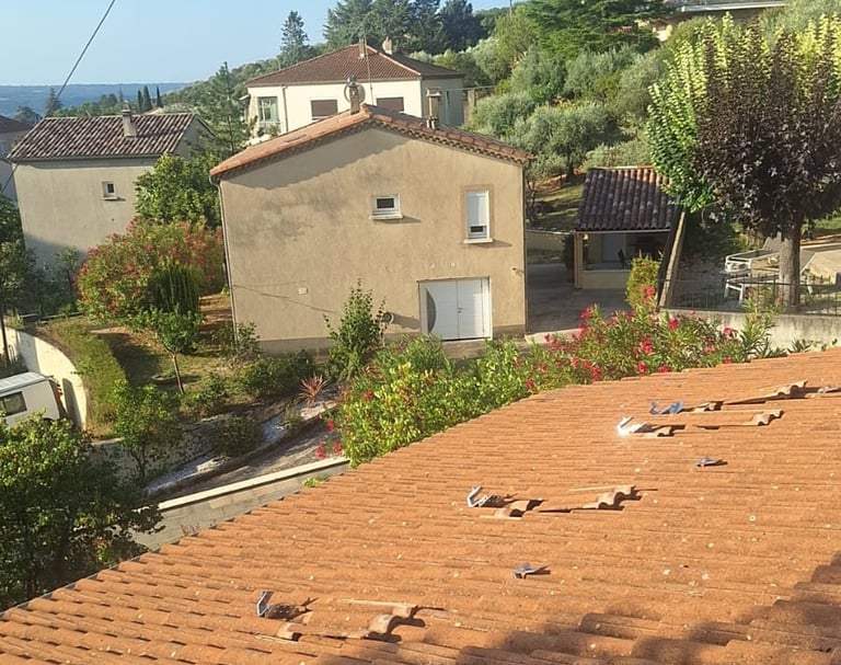 Préparation de la toiture à Volx (Alpes-de-Haute-Provence) avec supports de fixation posés, étape clé avant l’installation de