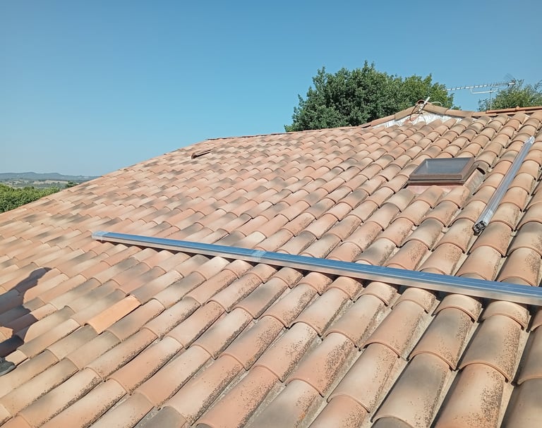 oit de la maison à Pierrevert avant l’installation des panneaux solaires, vue vers Manosque dans les Alpes-de-Haute-Provence.