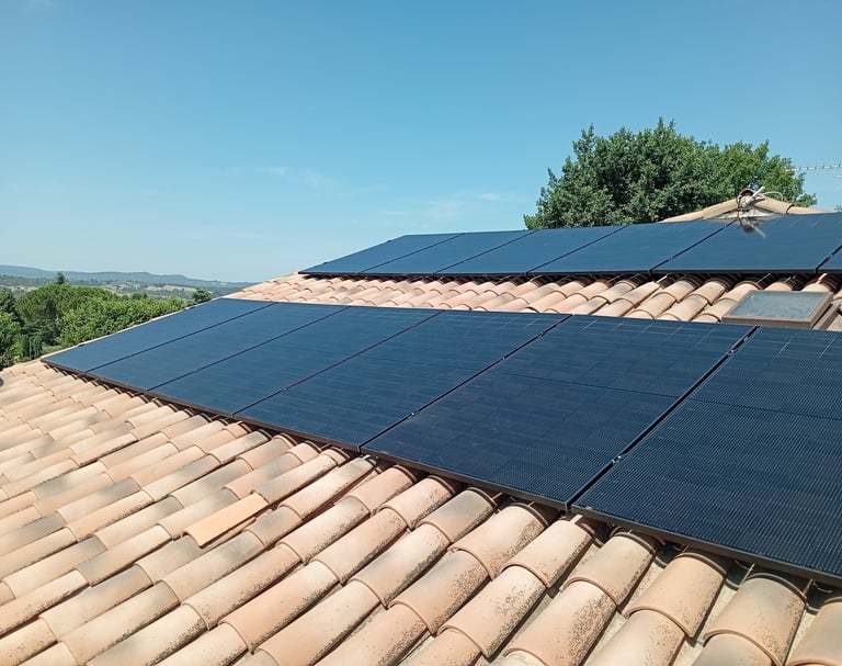 Vue d’ensemble de la toiture équipée de panneaux solaires à Pierrevert, intégration harmonieuse dans le paysage entre vignes