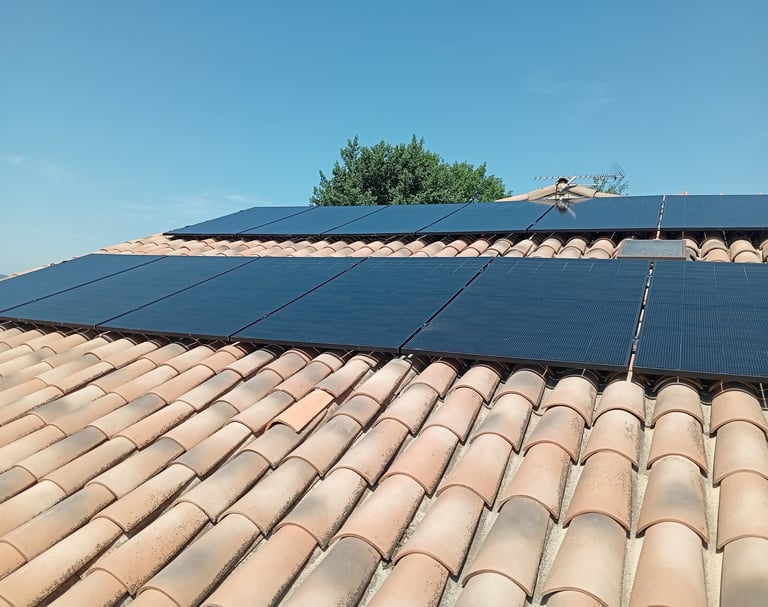 Panneaux solaires installés et parfaitement alignés autour de la fenêtre de toit à Pierrevert, intégration soignée sur la toi