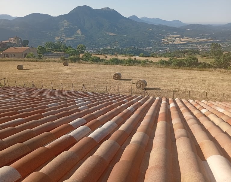Toit de maison à Courbons avant la pose des panneaux photovoltaïques, face à la vallée de Digne-les-Bains