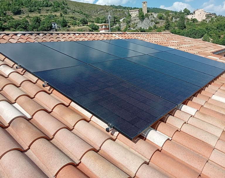 Zoom sur l'intégration parfaite des panneaux photovoltaïques à Courbons, aucun câble visible sur la toiture