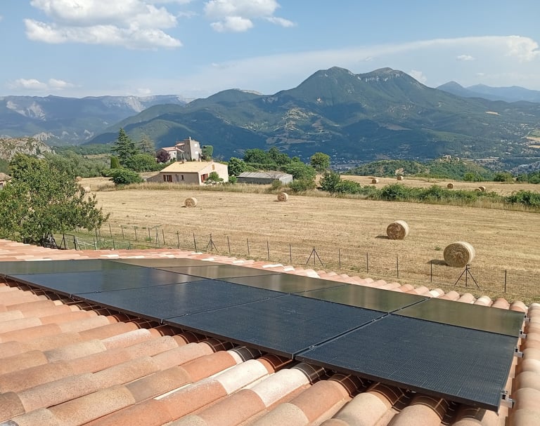 Résultat final de l'installation de panneaux solaires à Courbons avec intégration discrète, vue sur la vallée de Digne-les-Ba