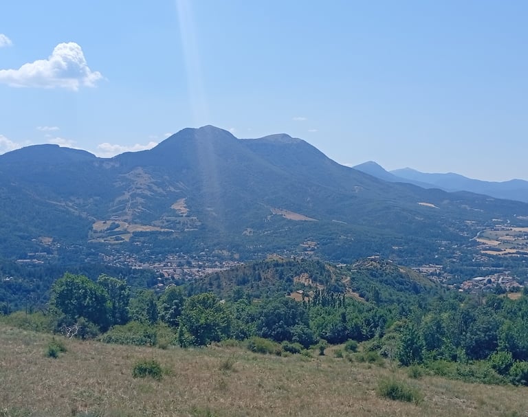 Installation de panneaux photovoltaïques à Courbons, vue panoramique sur la vallée de Digne-les-Bains (04)