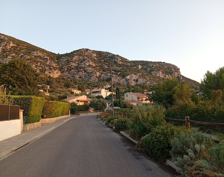 Vue sur le village de Volx (Alpes-de-Haute-Provence) et son flanc de montagne au lever du jour, site d’une installation photo