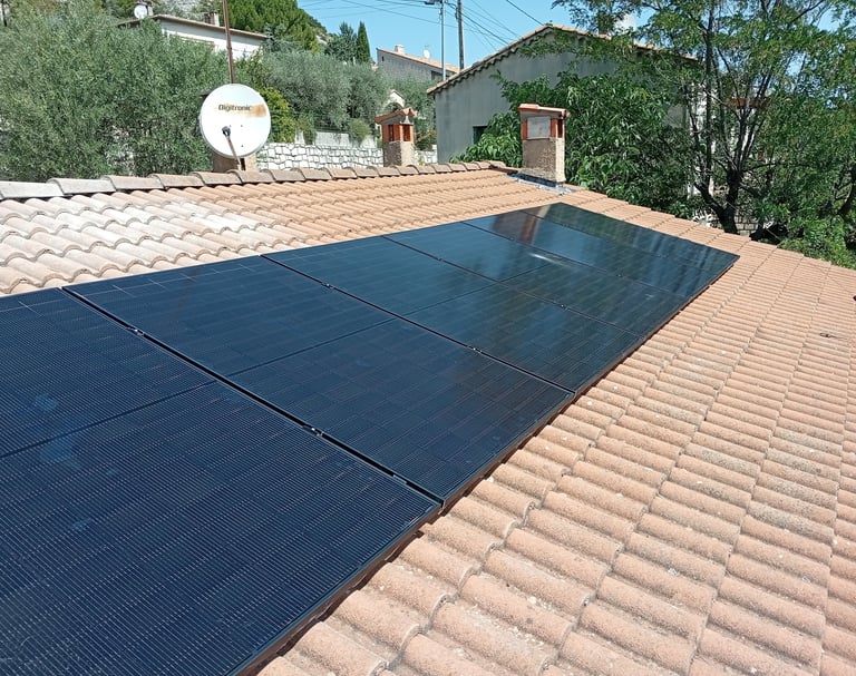 Installation de panneaux solaires photovoltaïques de 3 kWc sur une toiture à Volx (Alpes-de-Haute-Provence), intégration disc
