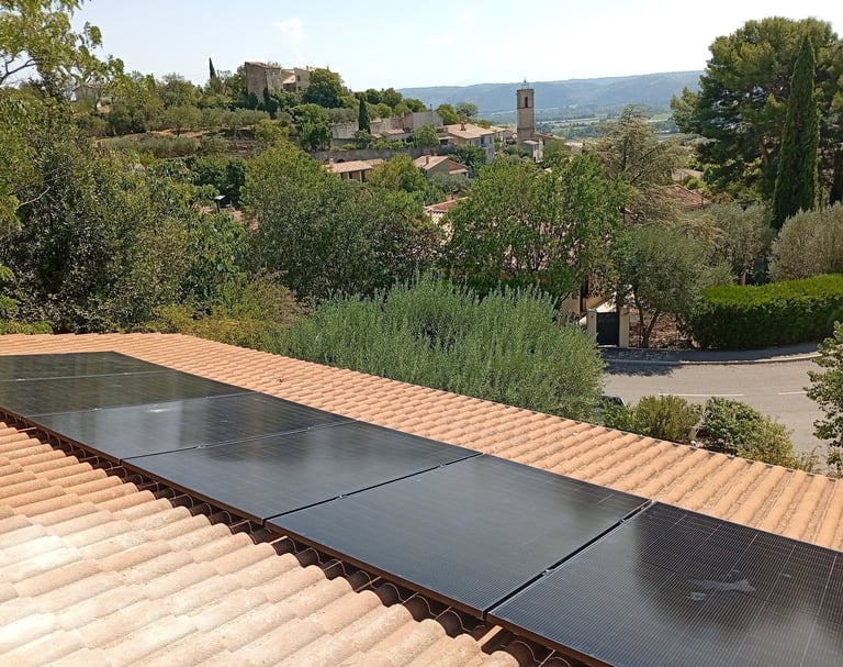 Installation photovoltaïque de 3 kWc à Volx (Alpes-de-Haute-Provence), panneaux solaires intégrés sur toiture avec vue panora