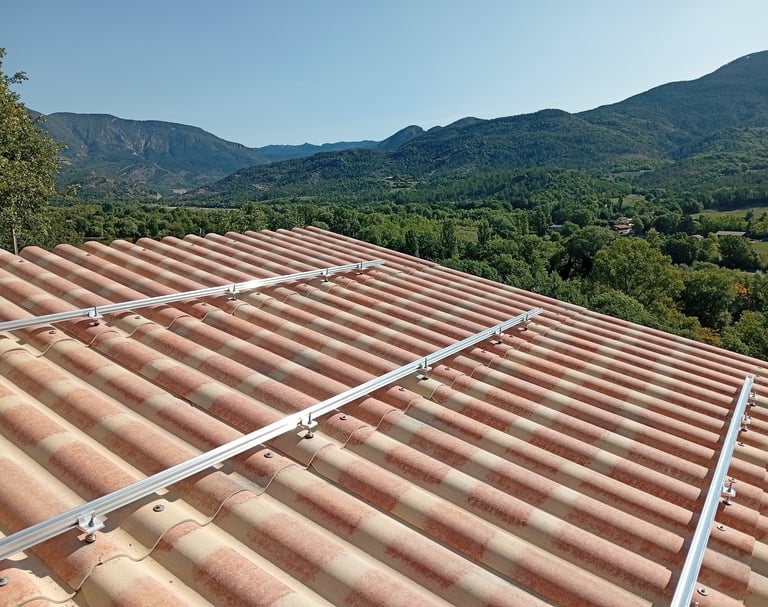 Rails de fixation posés sur carport en plaques PST à Mézel, structure prête pour recevoir les panneaux solaires.