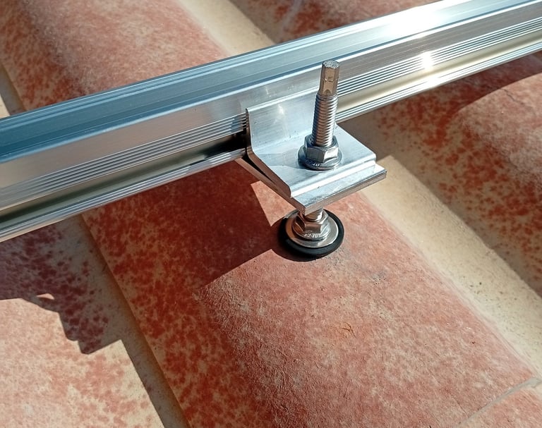 Détail d’un tirfon fixé sur plaque PST avec support de rail aluminium, installation photovoltaïque carport Mézel.