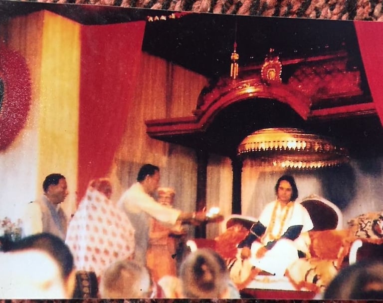 Shri Muniraji offre Aarti a Babaji