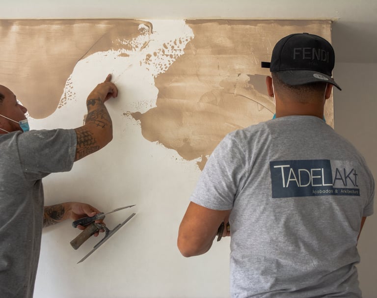 Aplicación de microcemento en muro