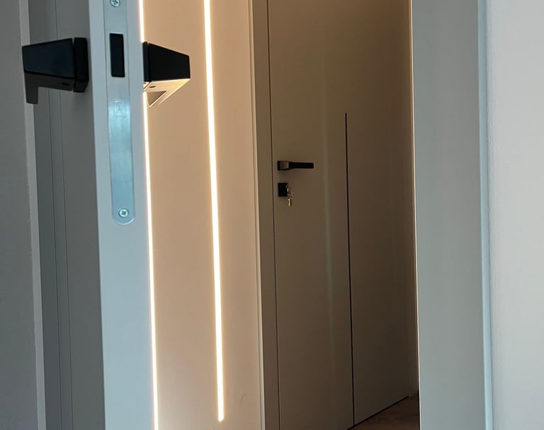 Eleganckie drzwi z czarną klamką. Drzwi Porta. Drzwi w kolorze kaszmir..