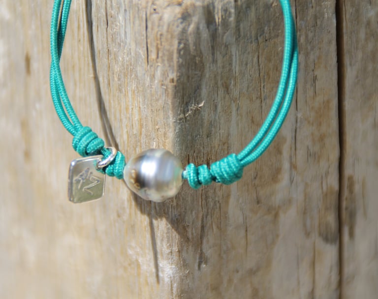 Bracelet avec cordon de couleur unie et perle noire de Tahiti de forme baroque