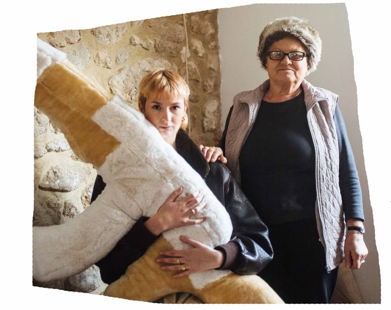 Entre art et artisanat, cette kalachnikov en tissu interroge notre rapport émotionnel à la violence et à la sécurité.