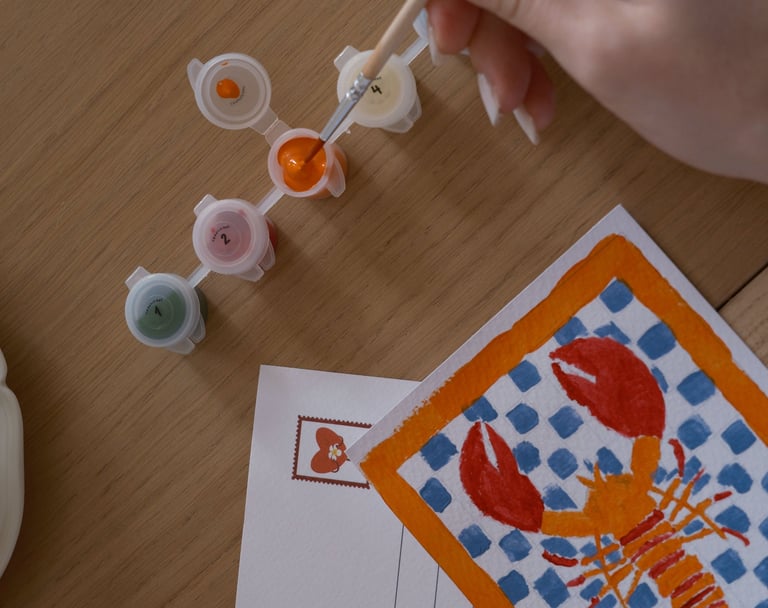 main peignant une carte numérotée avec kit de peinture Art Frangipane