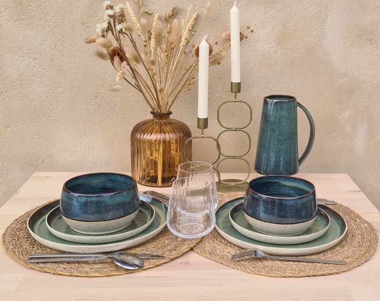 Vaisselle en céramique, assiettes, bols et pichet en grès, art de la table