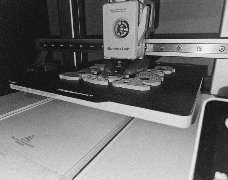 Nowoczesna drukarka 3D w stylu starej fotografii. Drukuje nasze magnesy z syrenkami Warszawskimi.