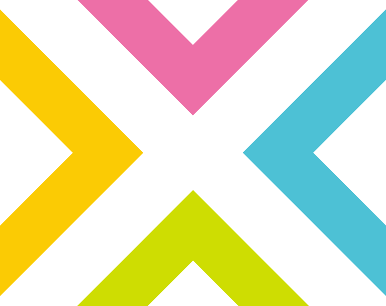 4 triangles de couleurs séparés par un espace blanc.