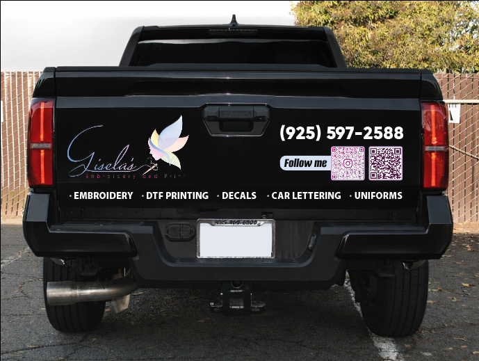 Camioneta negra tacoma con vinil impreso