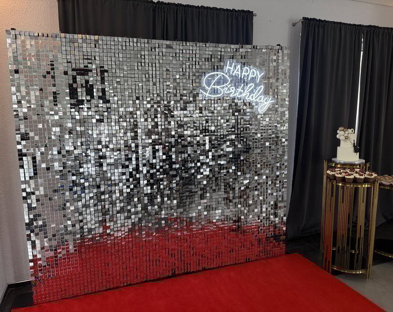 Blizgi auksinė foto siena, prabangi foto siena, foto siena gimtadieniui, foto siena sventems