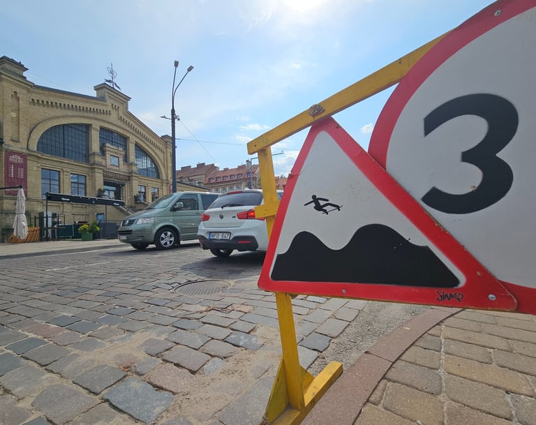 Street art sur panneau de signalisation représentant un skateur sur un dos d'ane à Lisbonne
