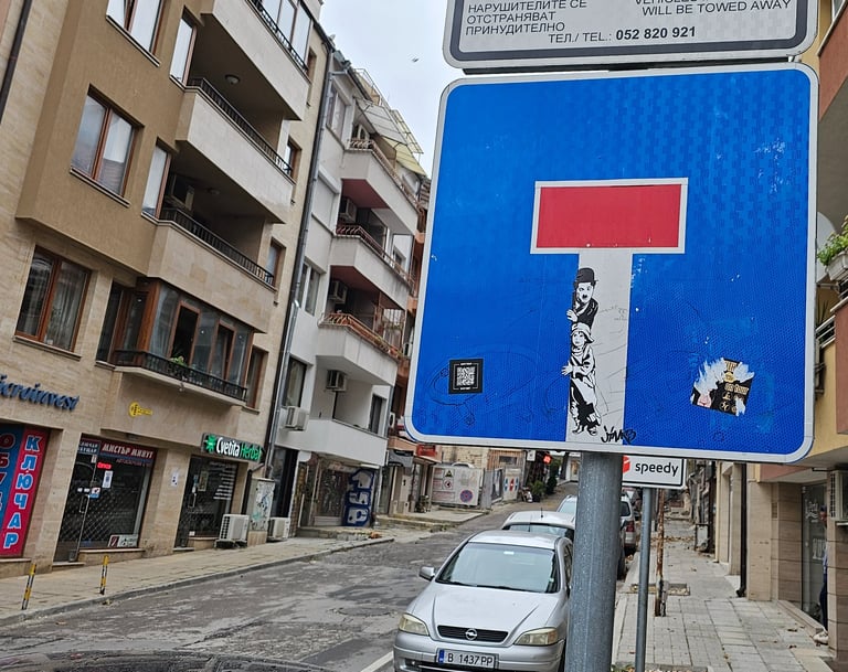 Street art sur panneau de signalisation représentant Charlie Chaplin sur un panneau dos d'äne