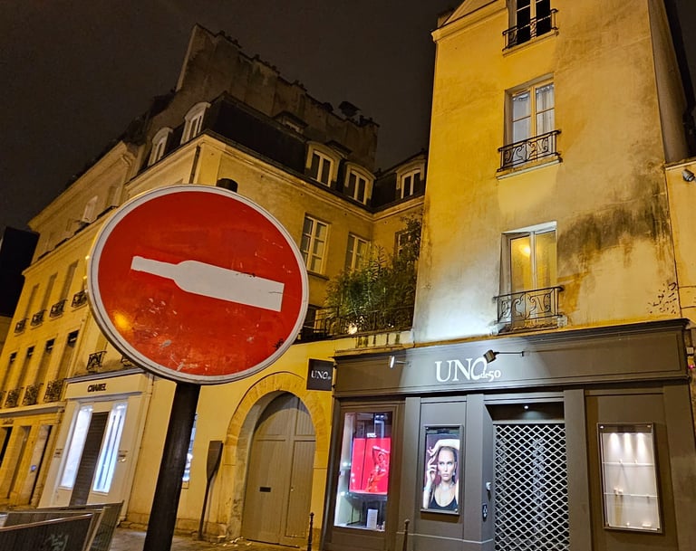 Détournement de panneaux de signalisation représentant une bouteille de bordeaux sur un sens interdi