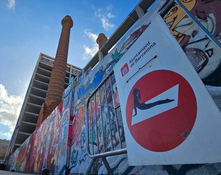 Street art sur panneau de signalisation représentant une femme faisant du yoga