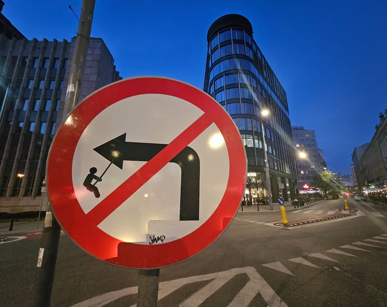 Street art sur panneau de signalisation représentant un garçon sur une balançoire
